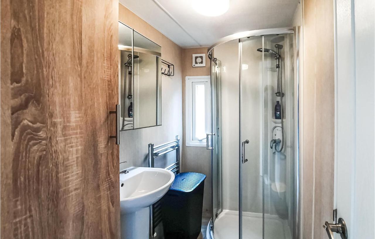 3 Bedroom Beautiful Home In Heinkenszand Bagian luar foto